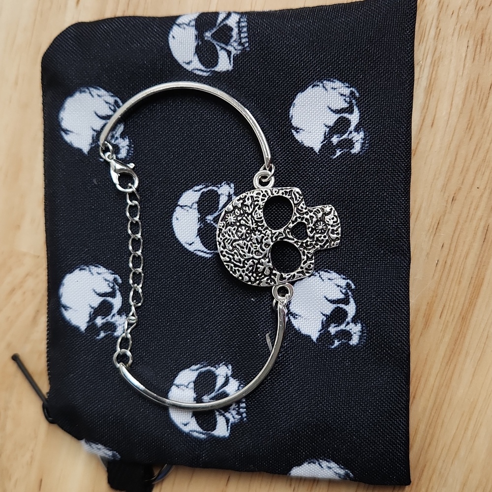 Skull Bracelet with Adjustable Chain And Pouch Silver Tone - Picture 6 of 6